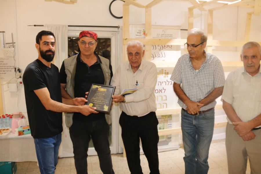 الفنان محمود قيس في معرضه المميز 